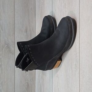 Chaco Women Ankle Leather Heels Boots shoes sz 7.5